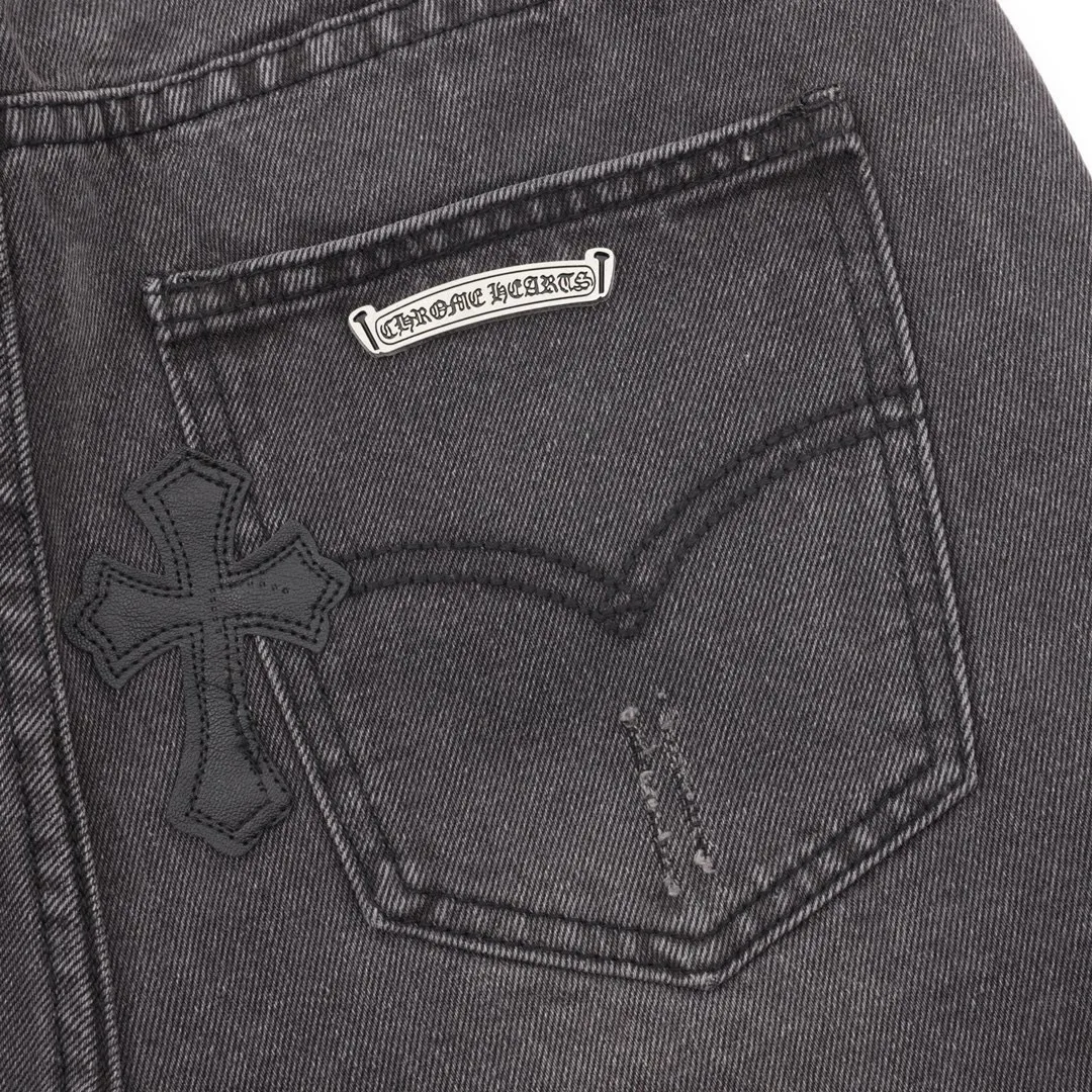 P210 Top version (black pants, black leather) Top version Chrome Hearts jeans with leather and black denim. As we all know, chromehearts jeans use vintage Levis jeans as the base plate for creation. They usually add their own unique silver buckles and silver ornaments, plus leather embellishments. This is what doubles the value of these vintage jeans, because the base plate is Vintage jeans, the jeans themselves have been very soft and comfortable after years of baptism, which can be distinguished from ordinary jeans. Regarding the size, you should also refer to the pants data. Style number: 1251# Color: black pants and black leather Size: 28 30 32 34 28 Waist 86 Hips 100 Pants length 102 30 Waist 90 Hips 104 Pants length 104 32 Waist 94 Hips 108, pants length 106 34, waist 98, hips 112, pants length 110